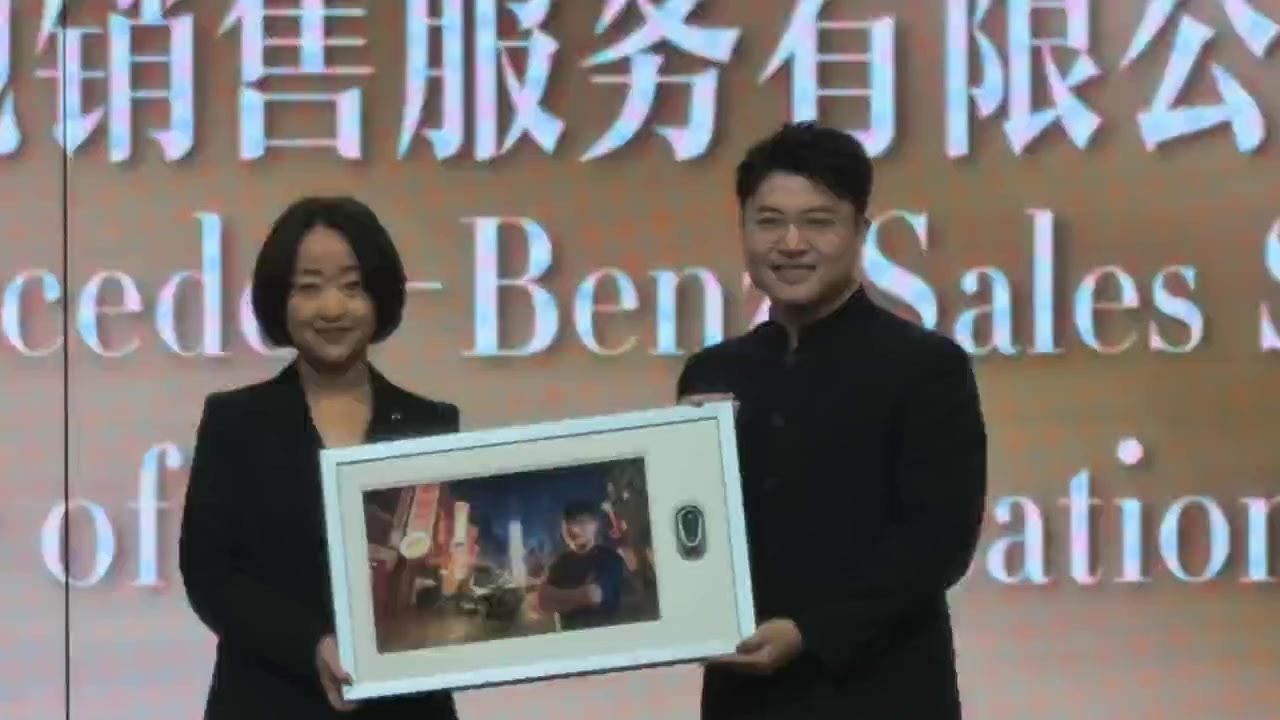 mk体育在线登录入口Uzi名人堂入选典礼现场照片：留下名人堂02号队服+手印记录👀