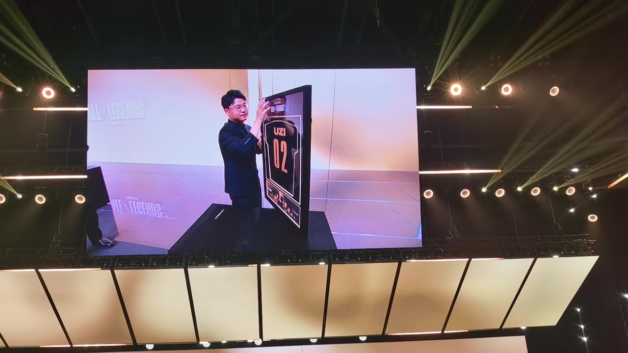 mk体育在线登录入口Uzi名人堂入选典礼现场照片：留下名人堂02号队服+手印记录👀